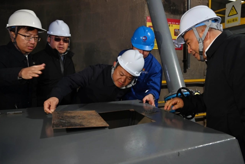 生态环境部部长黄润秋赴新疆维吾尔自治区和新疆生产建设兵团调研生态环境保护工作(图2) 生态环境部部长黄润秋赴新疆维吾尔自治区和新疆生产建设兵团调研生态环境保护工作(图2)